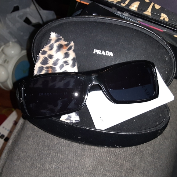 LADIES SUNGLASSES BY PRADA - Picture 5 of 6